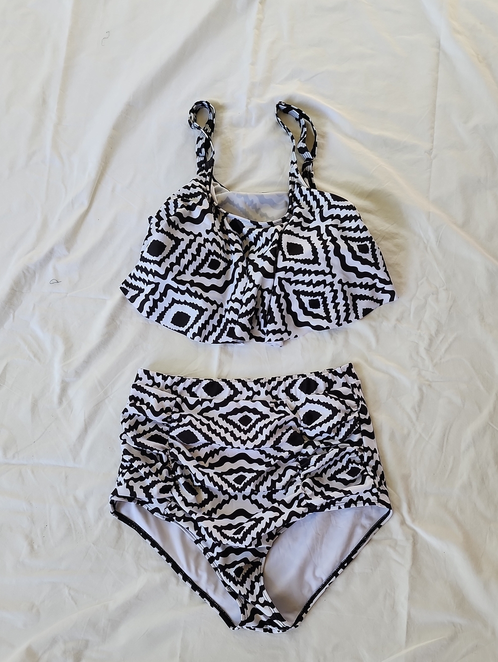 AvidLove Black & White Two Piece Size Large Tummy Control Swim Suit Ruffled Top